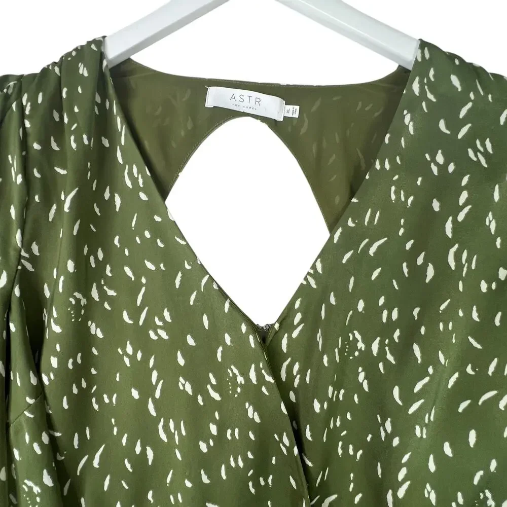 ASTR The Label Wrap Top Green XL Puff Sleeve V-Neck Cropped Satin Smocked Back‎